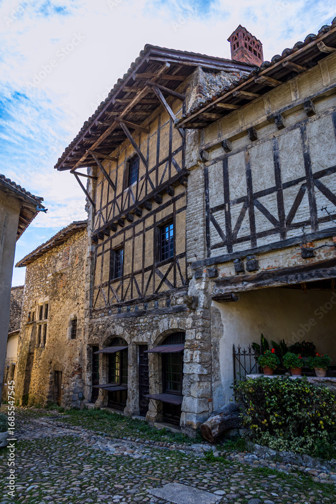 Fototapeta premium La place du Tilleul de la Cité Médiévale de Pérouges en septembre 2025