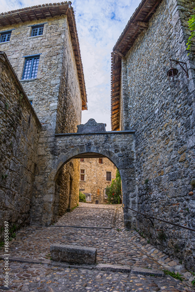 Naklejka premium La porte d'en bas de la Cité Médiévale de Pérouges en septembre 2025