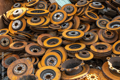 Wallpaper Mural Detailaufnahme verrosteter Bremsscheiben im Schrottcontainer, Köln, Nordrhein-Westfalen, Deutschland Torontodigital.ca