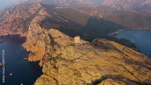 Vue du Capo Rosso et de sa tour en Corse