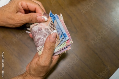 CONTANDO BILLETES