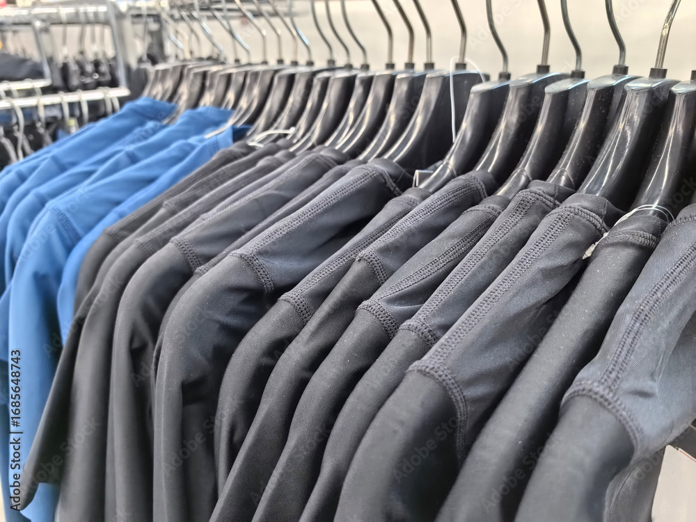 Obraz premium Diverse clothing selection in a retail store during a busy shopping day