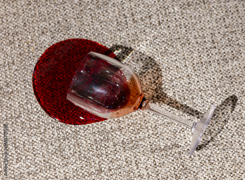 Foto A spilled glass of wine on fabric upholstery highlights the challenge of removing tough stains from furniture and clothing