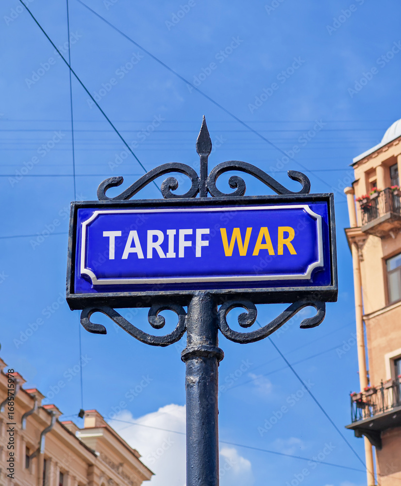 Obraz premium Trade tariff war symbol. Concept word Tariff war on beautiful blue road sign. Beautiful blue sky and buildings background. Business trade tariff wars concept. Copy space.