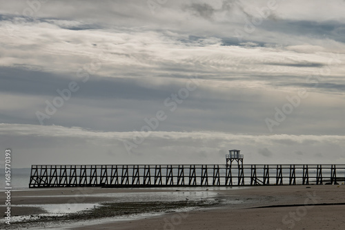 la jetée de Luc-sur-Mer sous un ciel gris