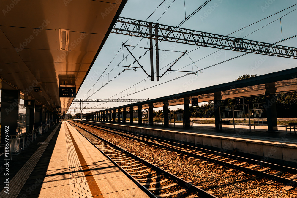 Fototapeta premium Perony na dworcu