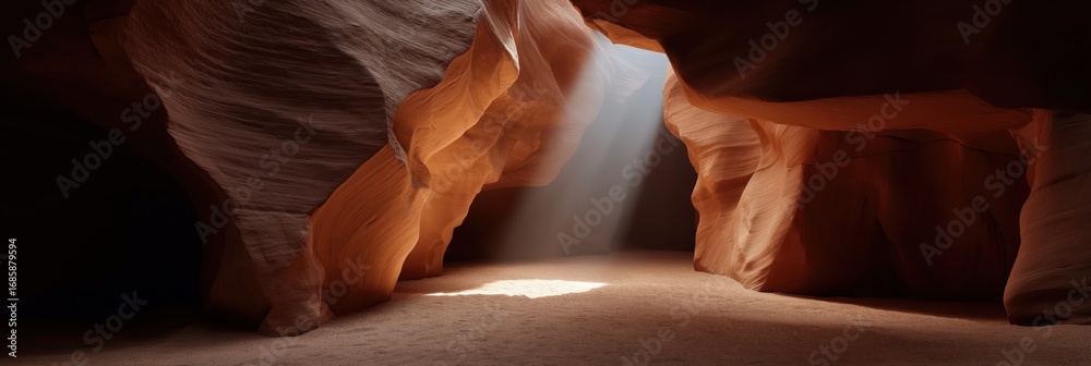 Obraz premium Sunlight illuminating sandstone cavern with dramatic light rays