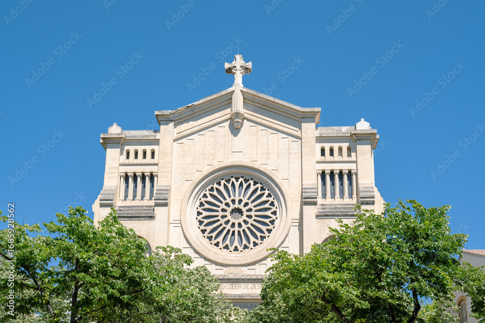 Φωτογραφία Marseille, France : façade of the Armenian Apostolic Church of the Holy Translators on avenue du Prado, with its large rose window and cross under a clear blue sky