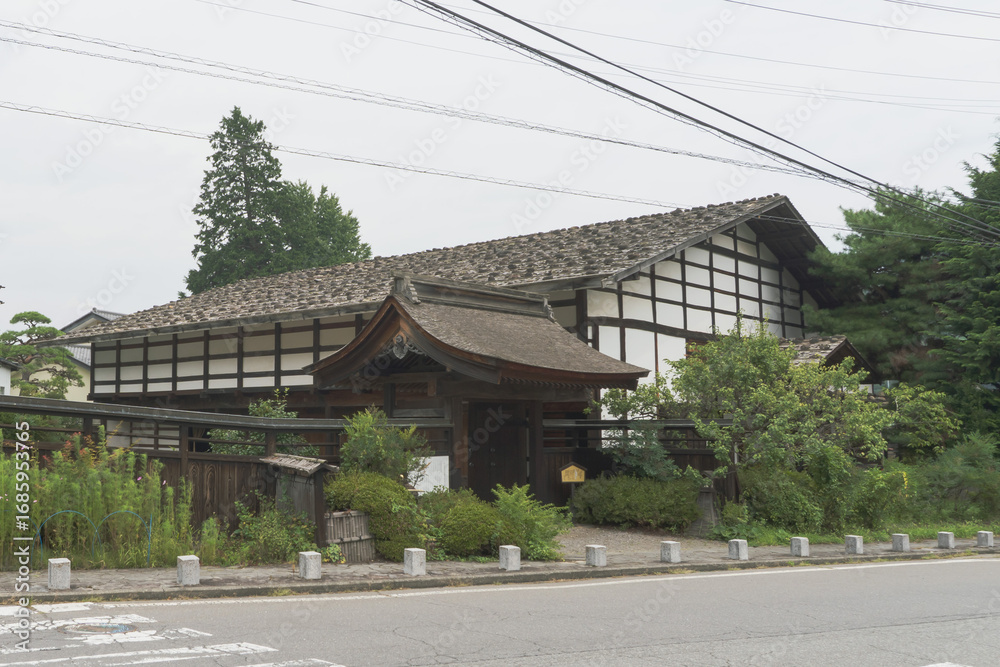Obraz premium 日本：中山道和田宿（旧宿場町）・本陣【国指定史跡】薬医門と主屋／長野県長和町・8月