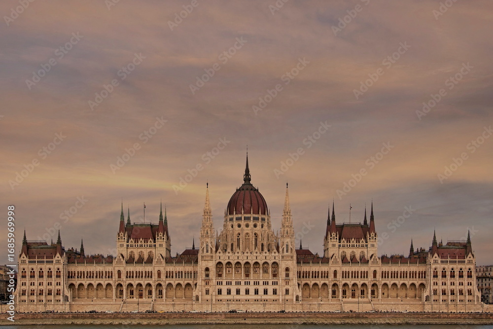 Fototapeta premium Scenic view of the Hungarian Parliament Building at sunset