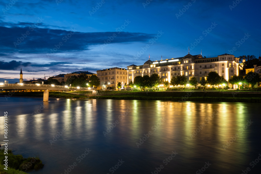 Fototapeta premium Hotel waterfront, Salzburg
