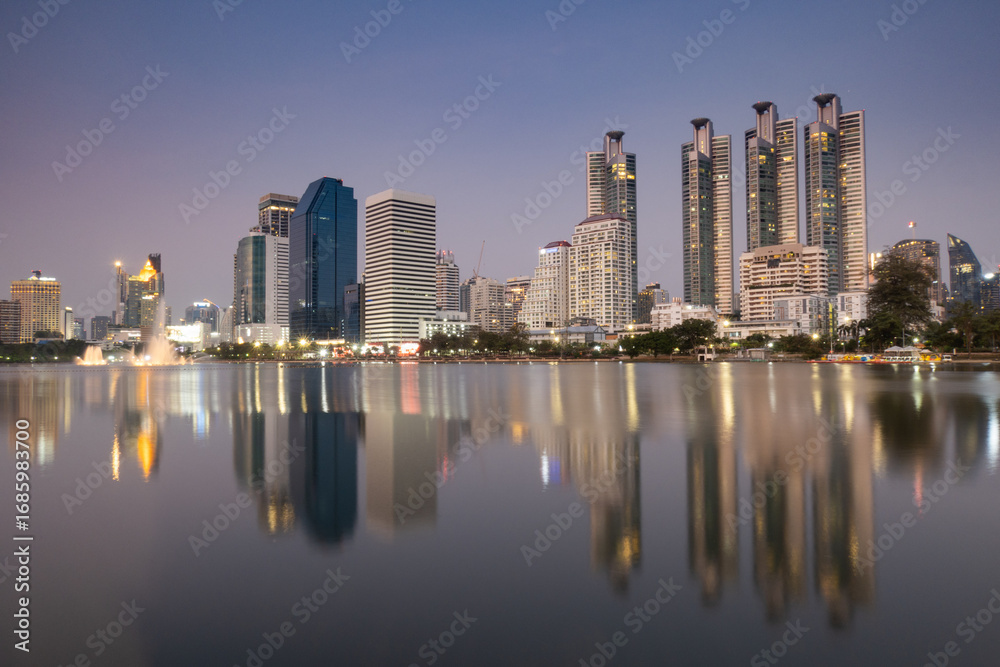 Fototapeta premium Bangkok lake and skyline