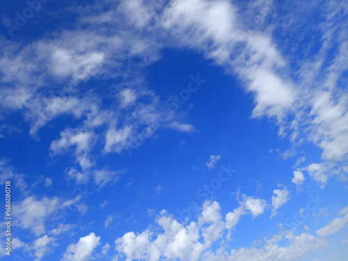 青空の雲の背景、文字入れ可能