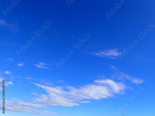 青空の雲の背景、文字入れ可能
