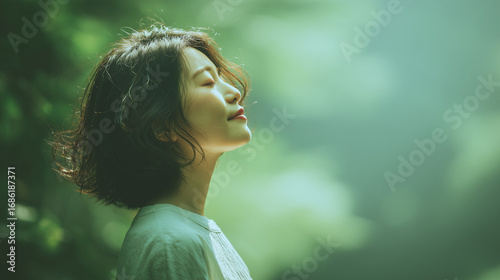 森の中で目を閉じて深呼吸する女性、リフレッシュ, 穏やか, 瞑想, 自然, 癒し、リラックス