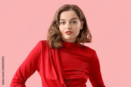 Schilderij op canvas Fashionable young woman with bob hairstyle on pink background