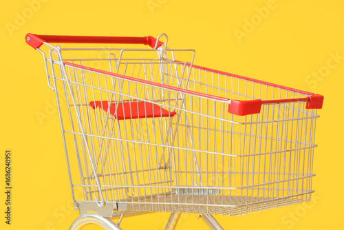 Empty metal shopping cart w...