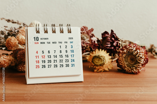 2026年10月カレンダー　日本の10月卓上カレンダー　お洒落　シック　ヴィンテージ　祝日休日連休　