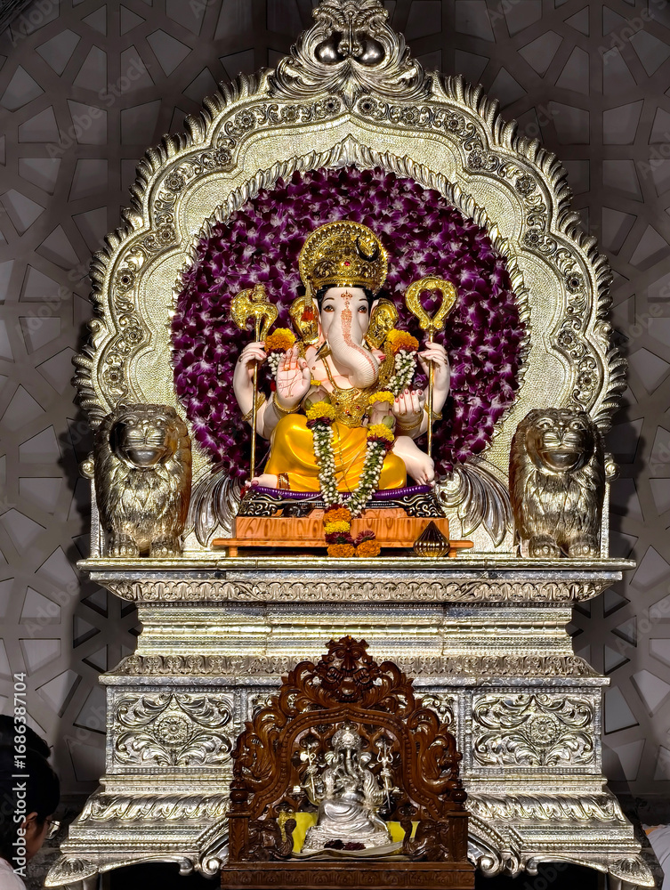 Obraz premium Pune, Maharashtra, 27 August 2025, People and devotee at famous Kasba Ganpati during Ganpati Festival 2025.