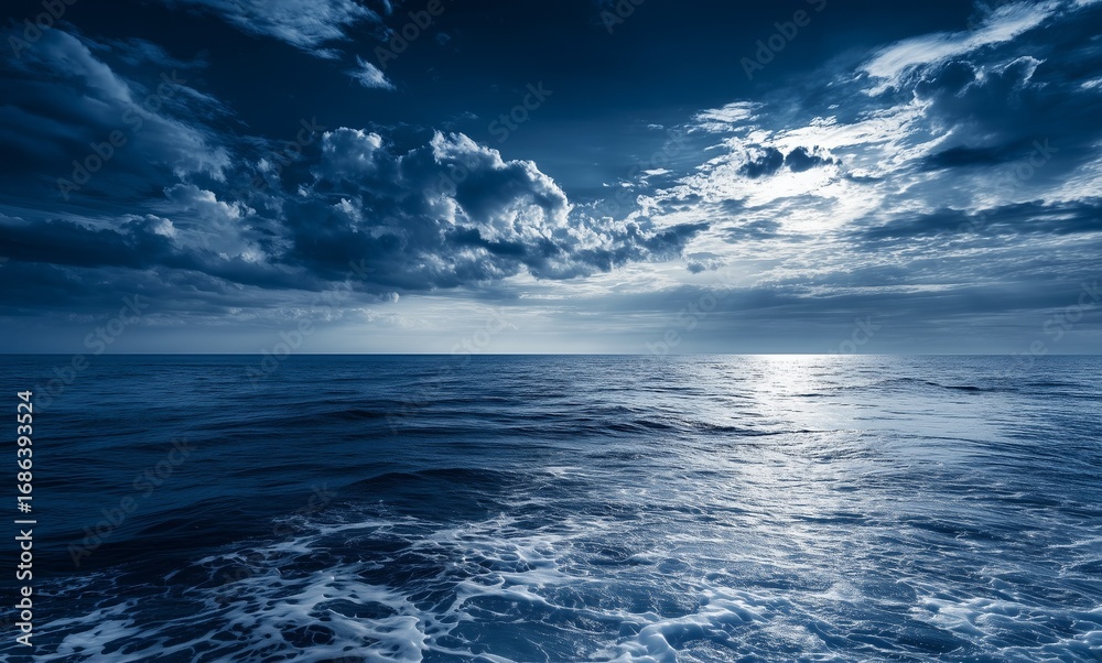 Obraz premium Dramatic Ocean Horizon with Stormy Clouds
