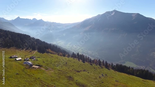 Alpages de Haute-Savoie en automne – Vidéo Drone 4K dans la brume face aux Alpes