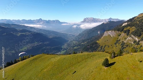 Alpages de Haute-Savoie en automne – Vidéo Drone 4K dans la brume face aux Alpes