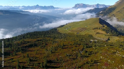 Alpages de Haute-Savoie en automne – Vidéo Drone 4K dans la brume face aux Alpes