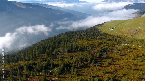 Alpages de Haute-Savoie en automne – Vidéo Drone 4K dans la brume face aux Alpes