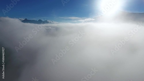 Alpages de Haute-Savoie en automne – Vidéo Drone 4K dans la brume face aux Alpes