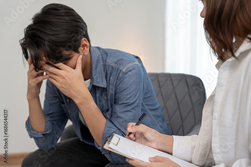 Fotografie man with mental health problems is consulting
