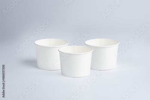 Three paper cups, each 390 cc, that can be used for both hot and cold drinks, are placed in a row on a white background.
