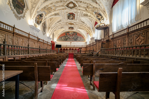Fotografía Empty auditorium with red carpet in pontifical university of Salamanca