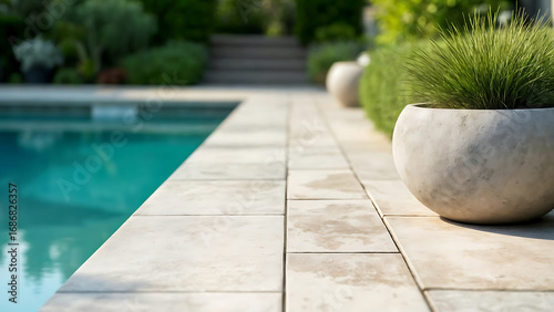 Dallage en pierre naturelle, terrasse en travertin en bord de piscine