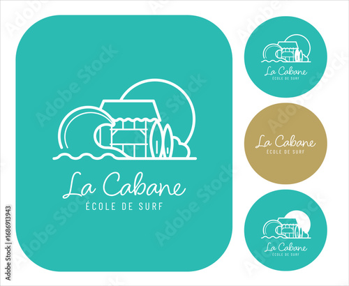 Logo surf shop moderne : une cabane en bois face à la plage, deux planches de surf posées devant, une grande vague qui roule en premier plan et le soleil en arrière-plan.