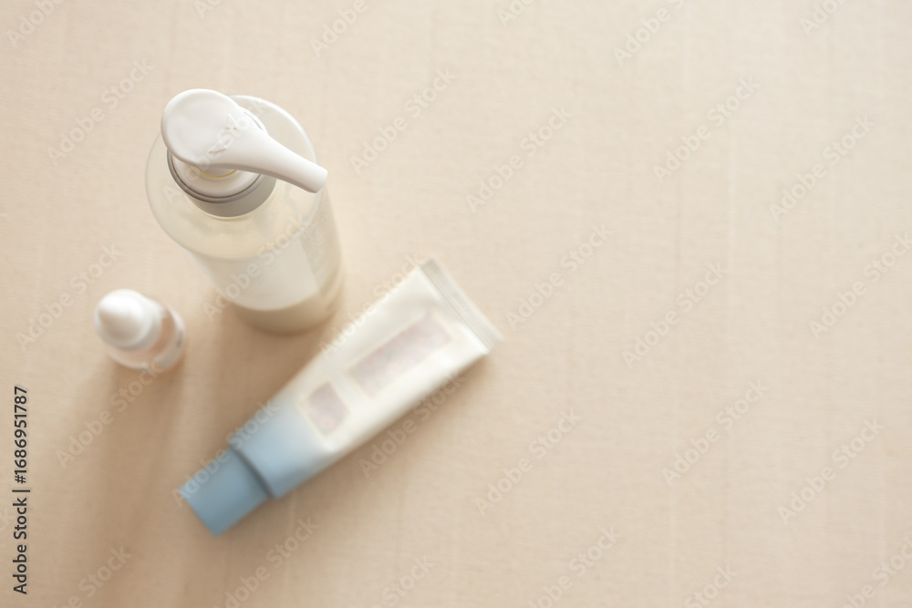 Naklejka premium Skincare and cosmetic products on neutral beige background. Beauty, dermatology, personal care, wellness, and natural cosmetic branding concept