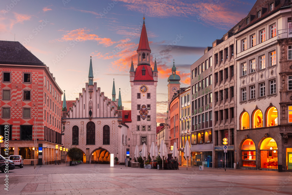 Fototapeta premium Munich, Germany. Cityscape image of downtown Munich, Germany with Marienplatz and Old Town Hall at beautiful autumn sunrise.