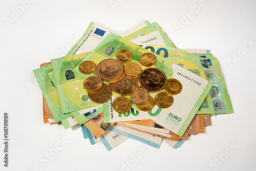 Euro Banknoten mit Goldmünzen darauf als Vermögen