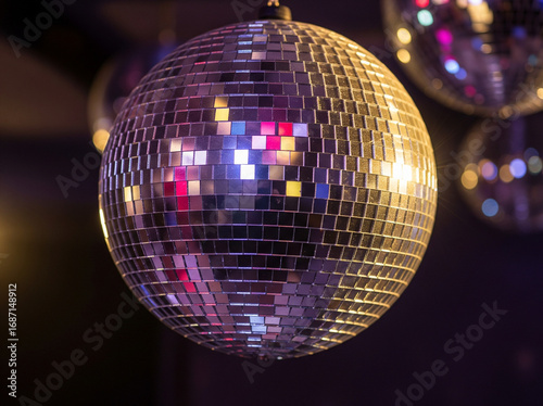 Boule disco à facettes en boite de nuit avec lumière lasers