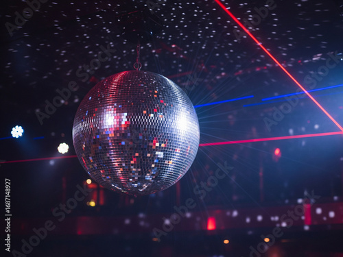 Boule disco à facettes en boite de nuit avec lumière lasers