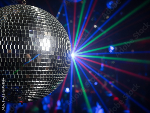 Boule disco à facettes en boite de nuit avec lumière lasers