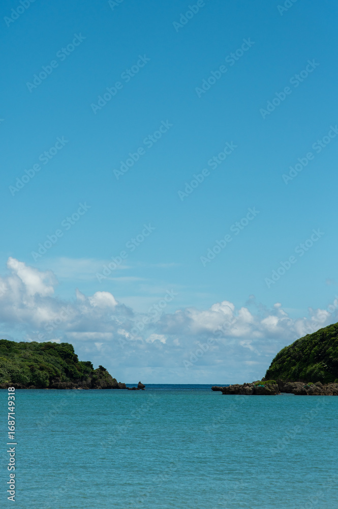 Obraz premium 快晴の空とエメラルドグリーンの海と島々