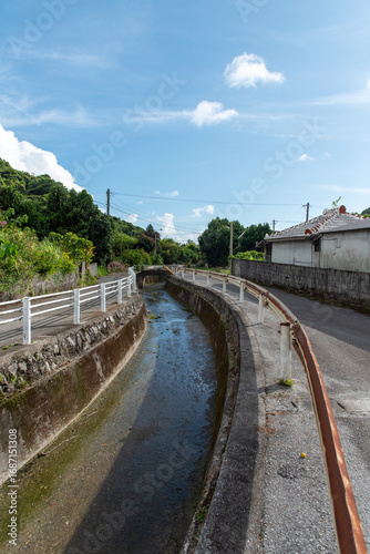 Wallpaper Mural 快晴の田舎の路地裏の両側に細い道がある細く小さい川 Torontodigital.ca