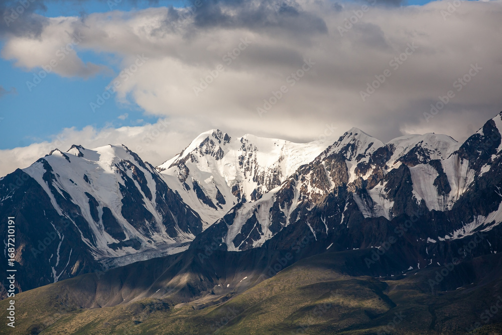 Fototapeta premium Snowy mountain peaks close up