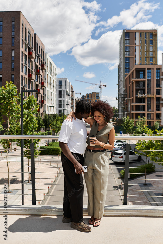 Fototapeta premium Stylish young couple enjoying a summer date in the heart of the city