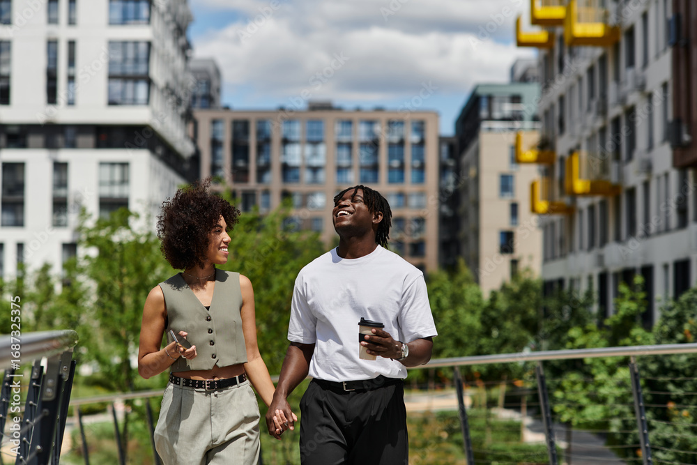 Fototapeta premium Stylish young couple enjoying a summer day in the vibrant city landscape