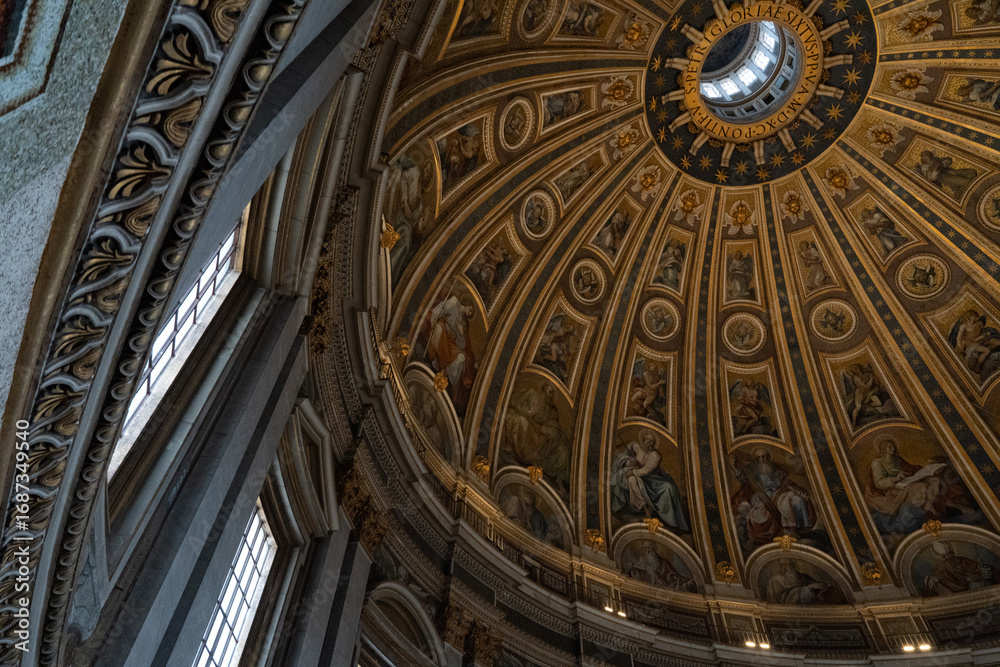 Obraz premium Architectural dome interior featuring intricate artwork, ornate details and structural designs with a skylight opening.