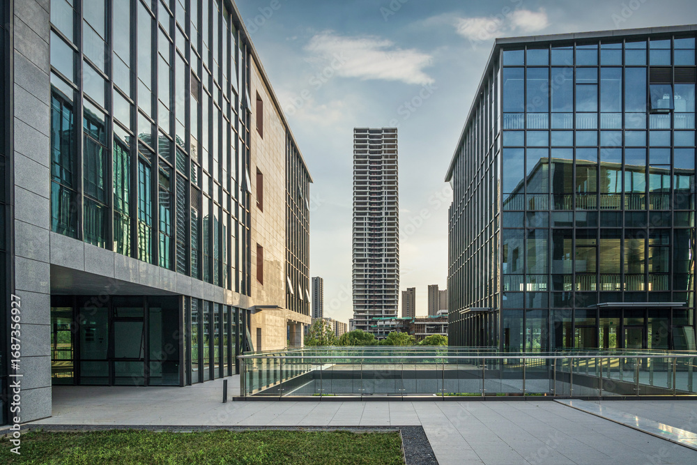 Obraz premium Captivating Urban Architecture: A Modern Fusion of Glass and Structure