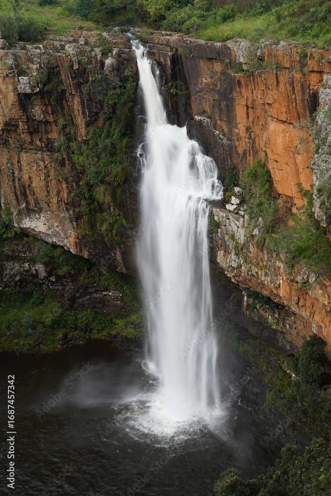 Fototapeta premium Water fall between the hills