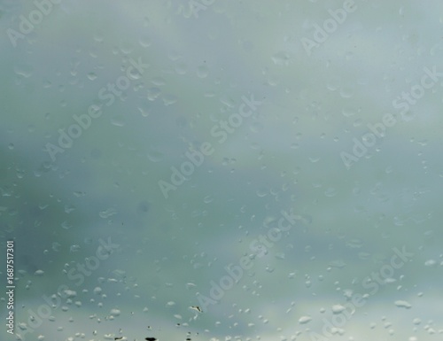 Abstraktes Motiv mit Regentropfenmuster vor Himmellandschaft bei Regen am Nachmittag im Herbst