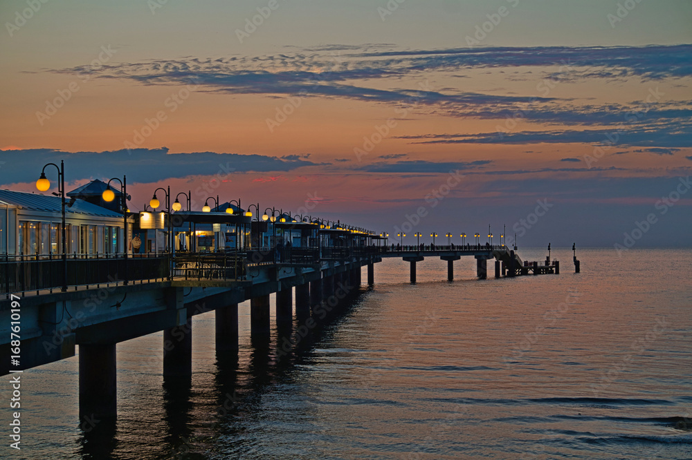 Obraz premium Misdroy(Miedzyzdroje) Seebrücke bei Sonnenuntergang an Ostsee in Polen